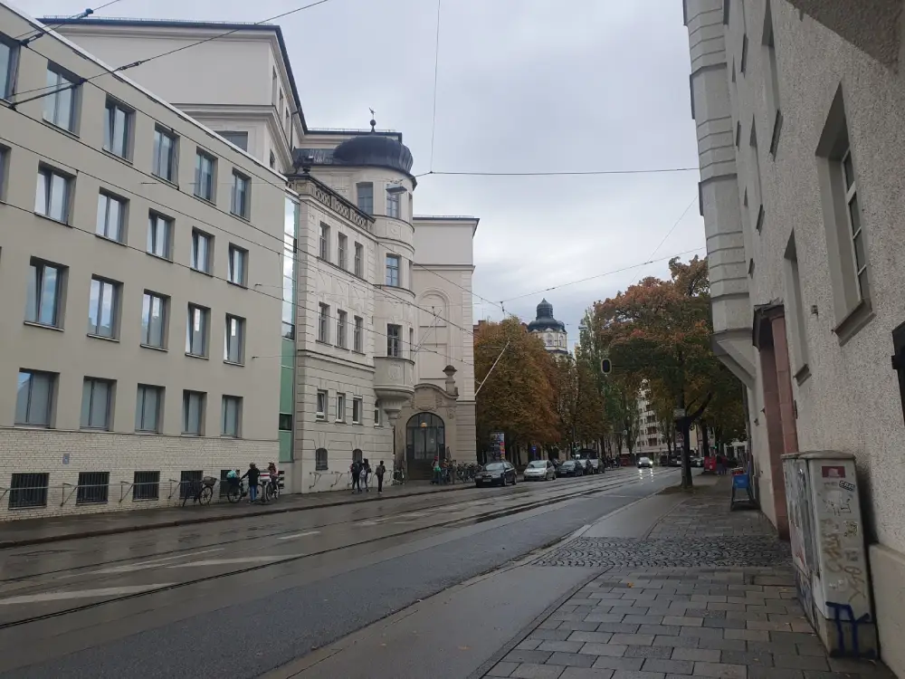 Regerplatz in Giesing mit Maria-Theresia-Gymnasium