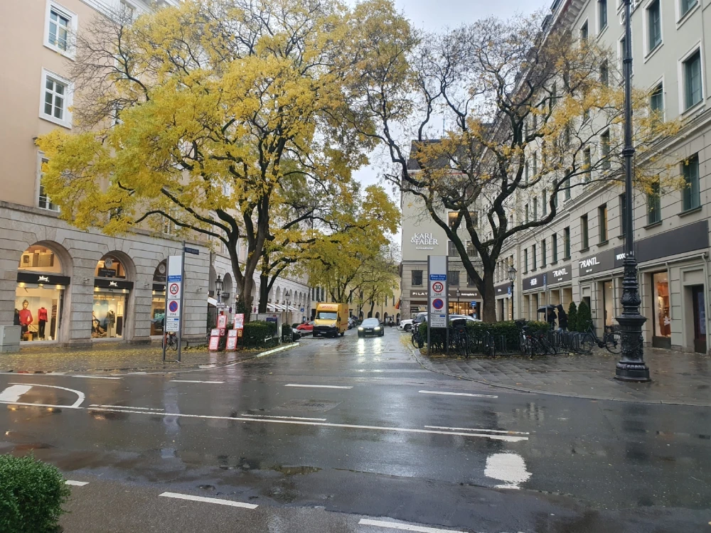 Amiraplatz, Münche, umgeben von Brienner Straße, Odeonsplatz, Salvatorplatz und Maximiliansplatz