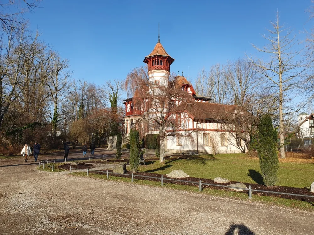 Die denkmalgeschützte Scheuermann-Villa vom Jahre 1888, das malerische Kurparkschlösschen, steht als prächtiges Wahrzeichen im Zentrum des Herrschinger Kurparks.
