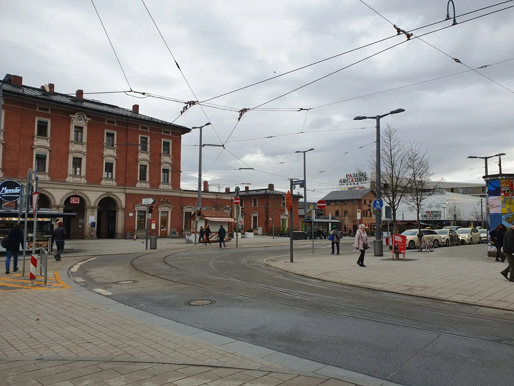Pasing Bahnhof mit dem historischen Bahnhofsgebäude und den Pasing Arkaden
