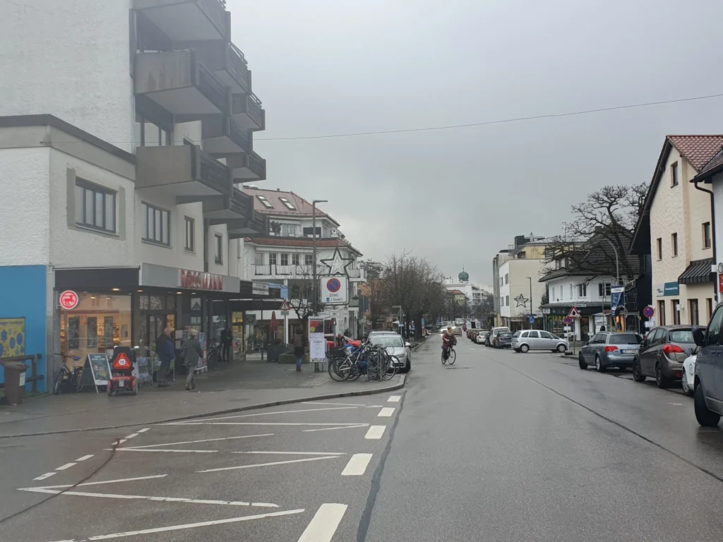 Bahnhofstraße in der Ortsmitte von Planegg