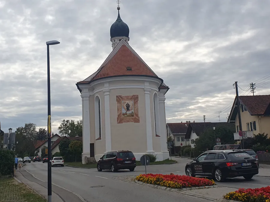 Die Kirche Sankt Leonhard liegt direkt an der Dießener Straße in Utting.