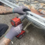 Einbau Fuhr-Türkantriegel in ein Gitter vor einer Doppeltür zur Terrasse