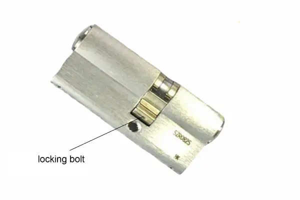 The locking bolt (also called locking lug, follower or locking bolt) sits in the recess of the cylinder housing.
