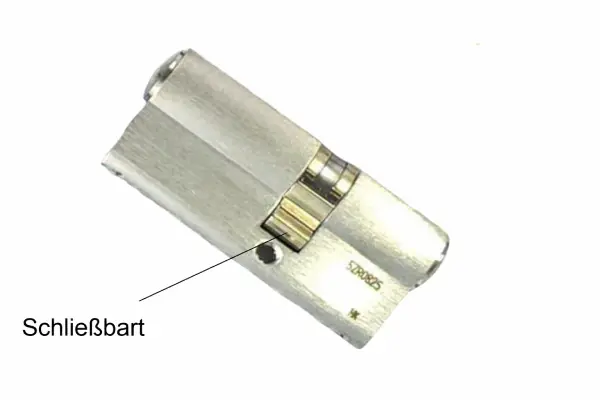 Der Schließbart (auch Schließnase, Mitnehmer oder Schließnocken) sitzt in der Aussparung des Zylindergehäuses.