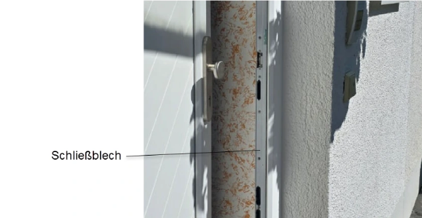 Schließblech einer halb geöffneten Haustür