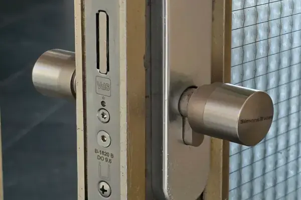 Elektronischer Türknauf der Marke SimonsVoss